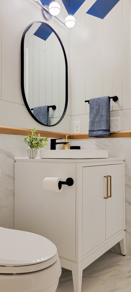 Inspiration för små retro vitt badrum med dusch, med släta luckor, vita skåp, en toalettstol med hel cisternkåpa, vit kakel, keramikplattor, blå väggar, klinkergolv i keramik, ett fristående handfat, marmorbänkskiva, vitt golv och dusch med gångjärnsdörr