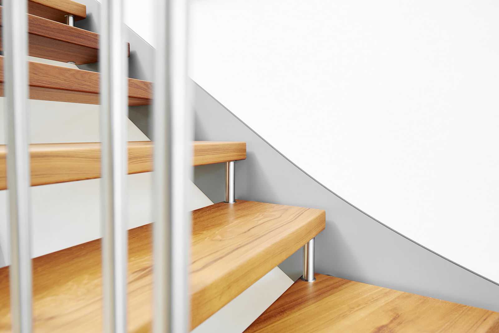 консольная лестница из бирманского тика