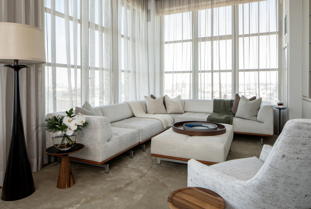 Inspiration för mellanstora moderna separata vardagsrum, med ett finrum, beige väggar och mellanmörkt trägolv