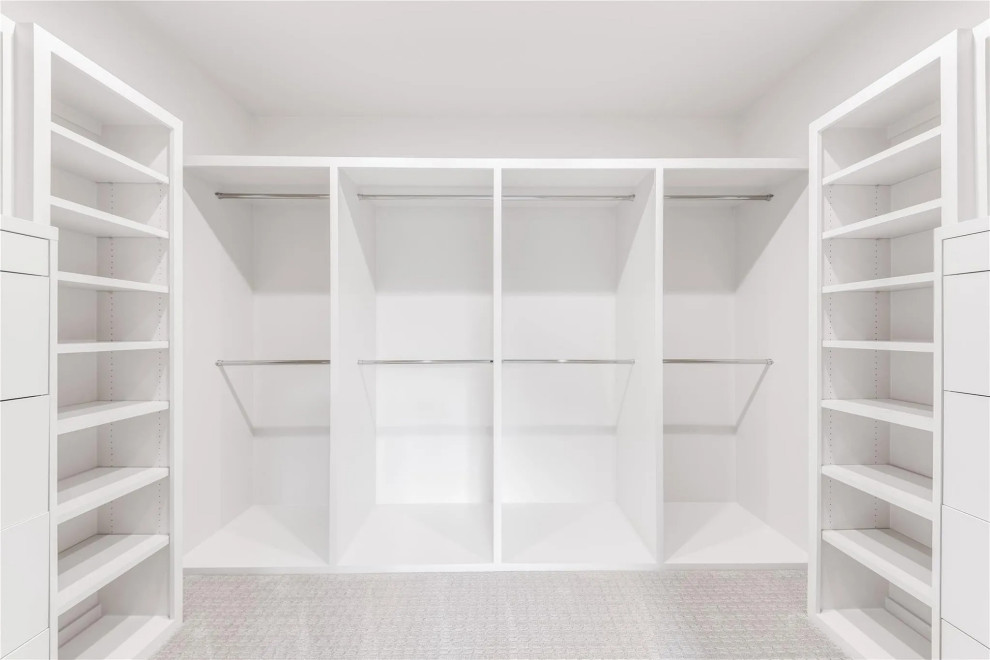 Стильный дизайн: большая гардеробная комната унисекс в стиле модернизм с плоскими фасадами, белыми фасадами, ковровым покрытием и серым полом - последний тренд