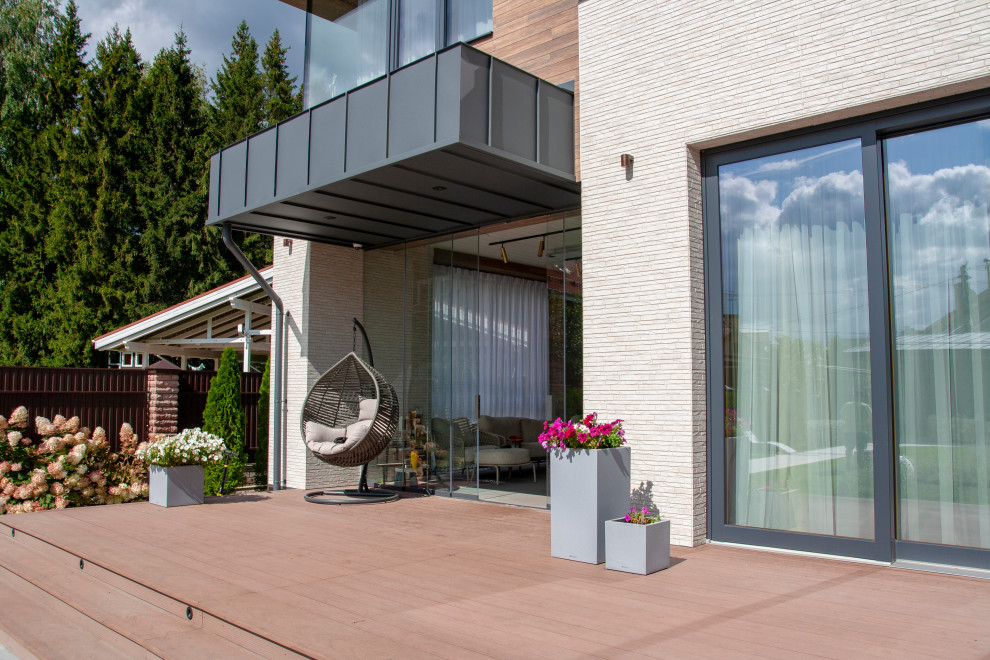 Дом с бассейном и верандой с камином