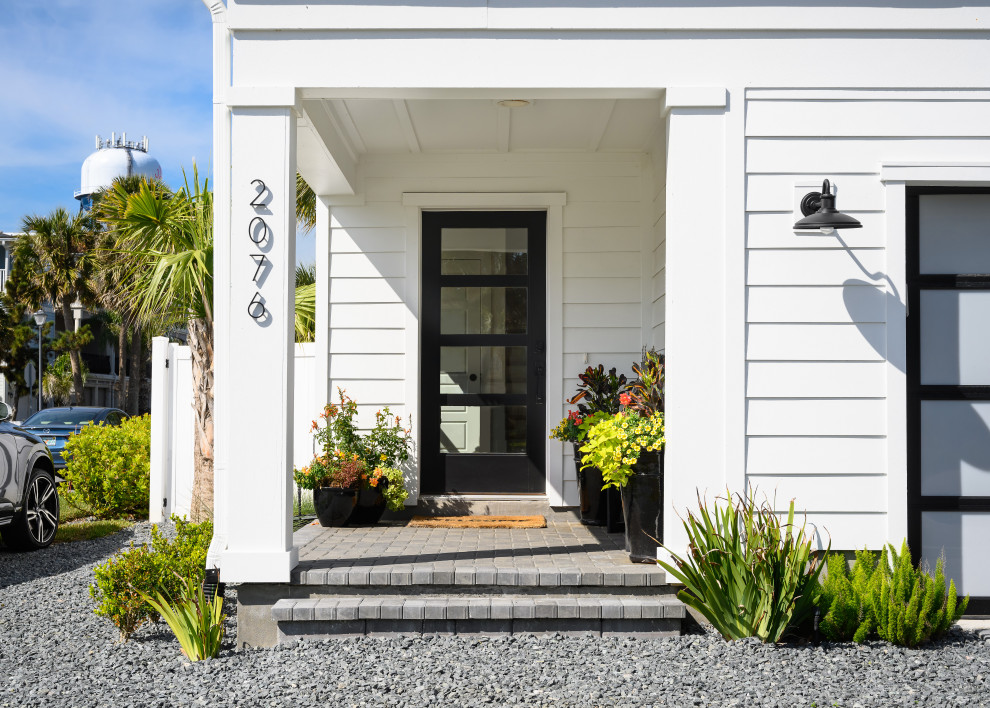 Dreistöckiges Landhausstil Einfamilienhaus mit weißer Fassadenfarbe in Jacksonville