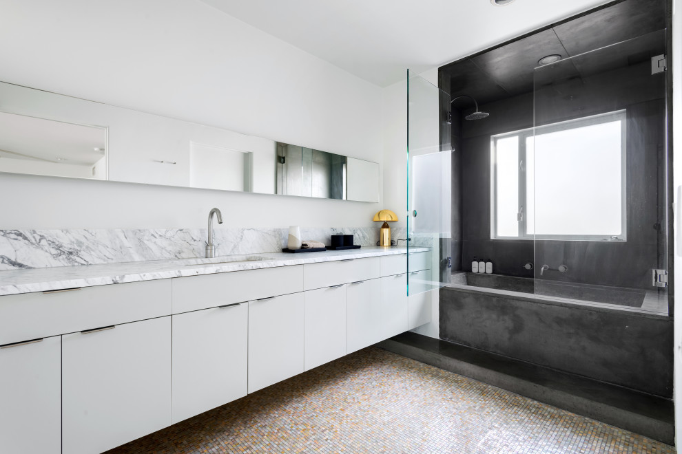 Bild på ett stort funkis flerfärgad flerfärgat en-suite badrum, med släta luckor, ett badkar i en alkov, en dusch/badkar-kombination, vita väggar, mosaikgolv, ett undermonterad handfat, flerfärgat golv, dusch med gångjärnsdörr, marmorkakel, marmorbänkskiva, grå skåp och flerfärgad kakel