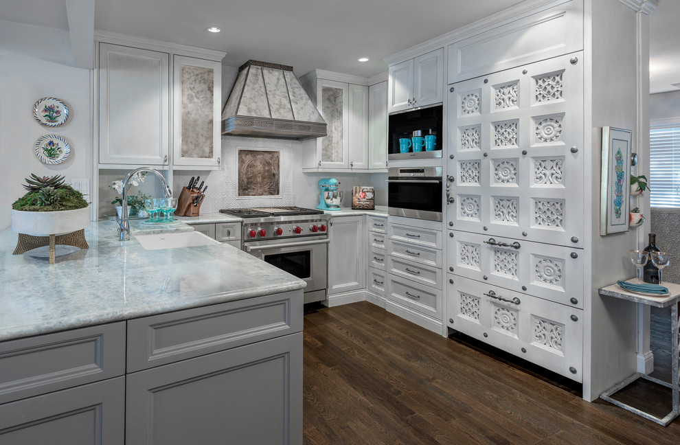 Kitchen - transitional kitchen idea in Dallas