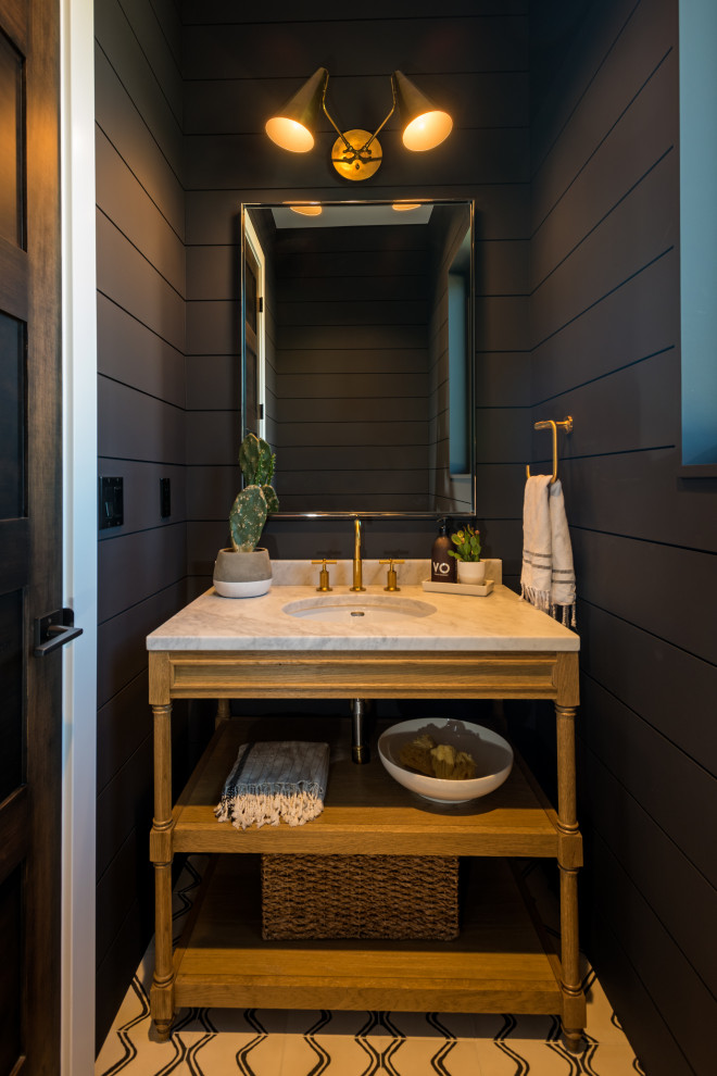Exemple d'un WC et toilettes chic avec un sol en carrelage de porcelaine, un plan de toilette blanc, meuble-lavabo sur pied et du lambris de bois.