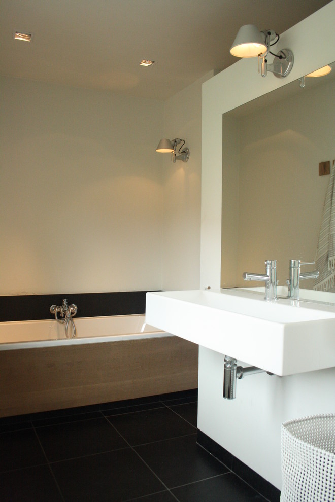 Contemporary bathroom in Amsterdam with a wall-mount sink.