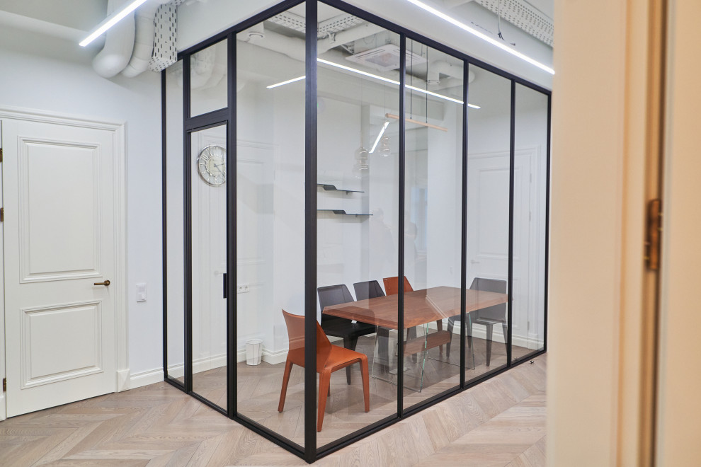 This is an example of a medium sized urban home office in Moscow.