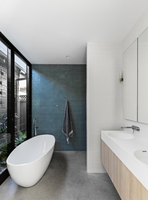 Offset House moderne-badevaerelse