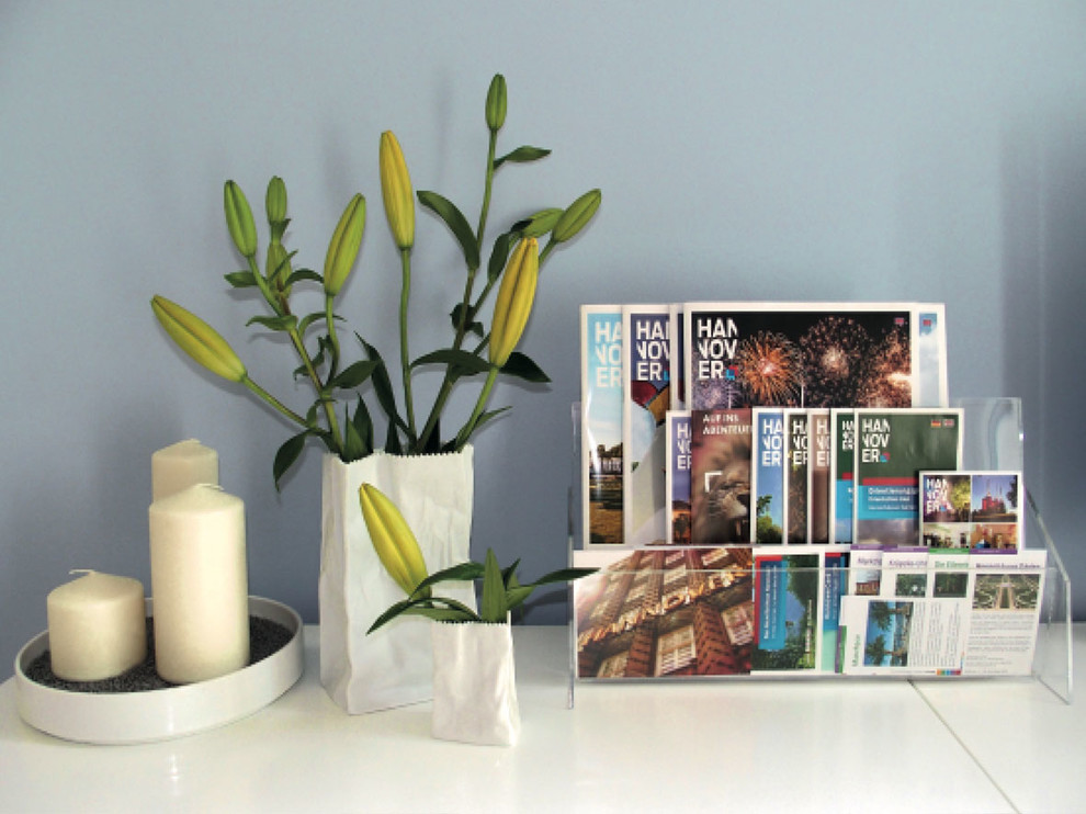 Mittelgroßes Modernes Gästezimmer ohne Kamin mit Laminat und braunem Boden in Hannover