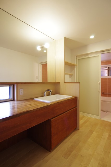 畳リビングでほっこりくつろぐ家 moderno