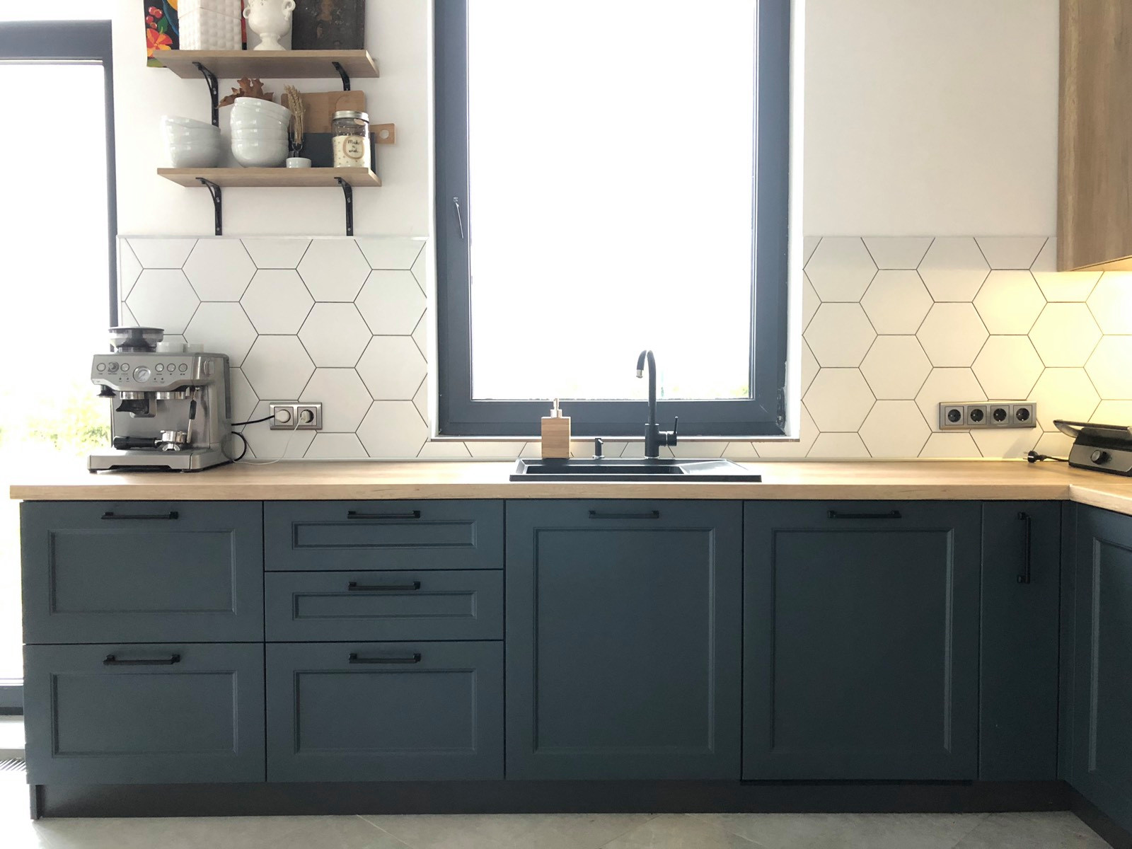 Серая кухня в современном стиле