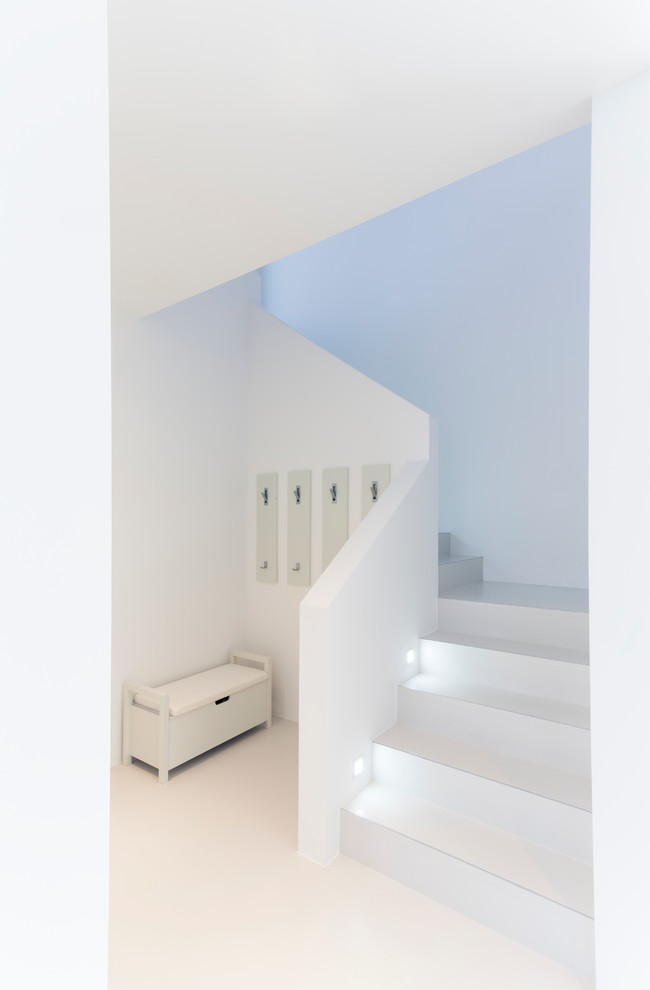 Große Moderne Treppe in L-Form in Düsseldorf