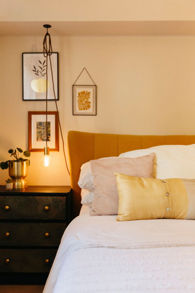 Свежая идея для дизайна: хозяйская спальня среднего размера: освещение с желтыми стенами, ковровым покрытием и бежевым полом - отличное фото интерьера