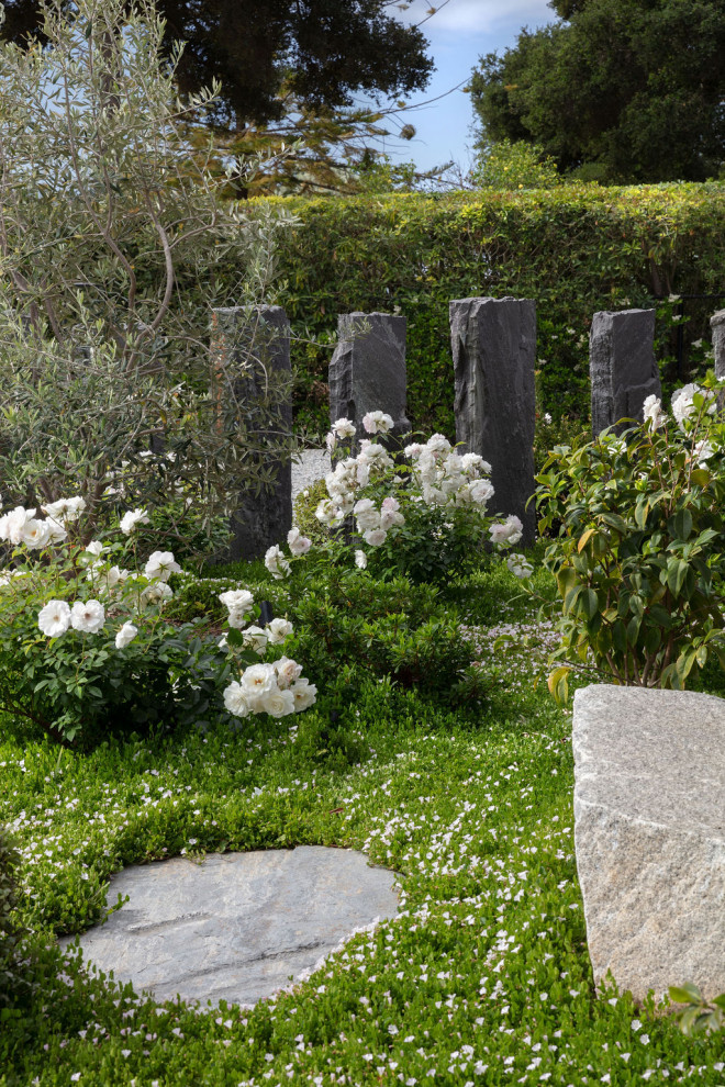 Immagine di un giardino design in cortile con pavimentazioni in pietra naturale