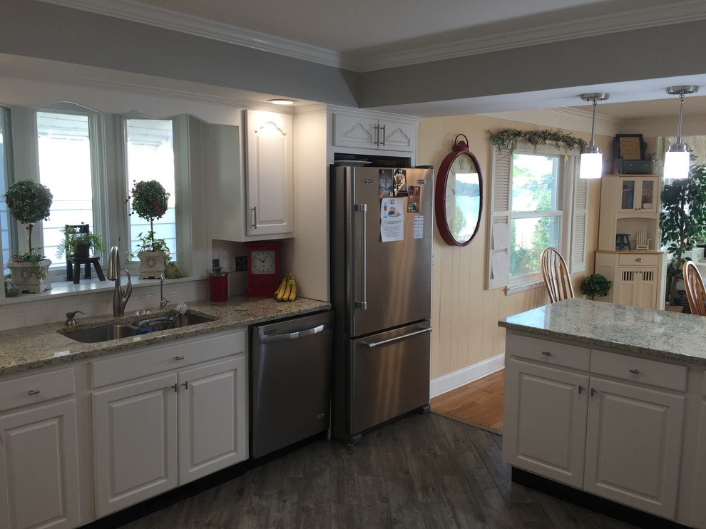 Mid-sized transitional kitchen photo