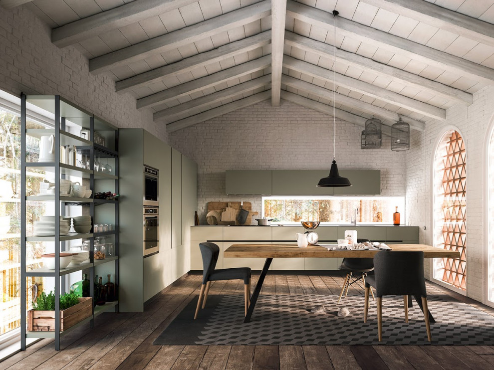 Bild på ett mellanstort rustikt grå linjärt grått kök och matrum, med en nedsänkt diskho, släta luckor, grå skåp, bänkskiva i koppar, vitt stänkskydd, stänkskydd i stenkakel, integrerade vitvaror, ljust trägolv, en köksö och brunt golv
