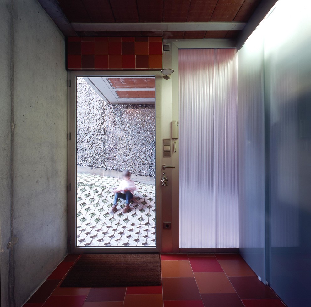 Foto de puerta principal tradicional renovada pequeña con paredes grises, puerta simple y puerta de vidrio