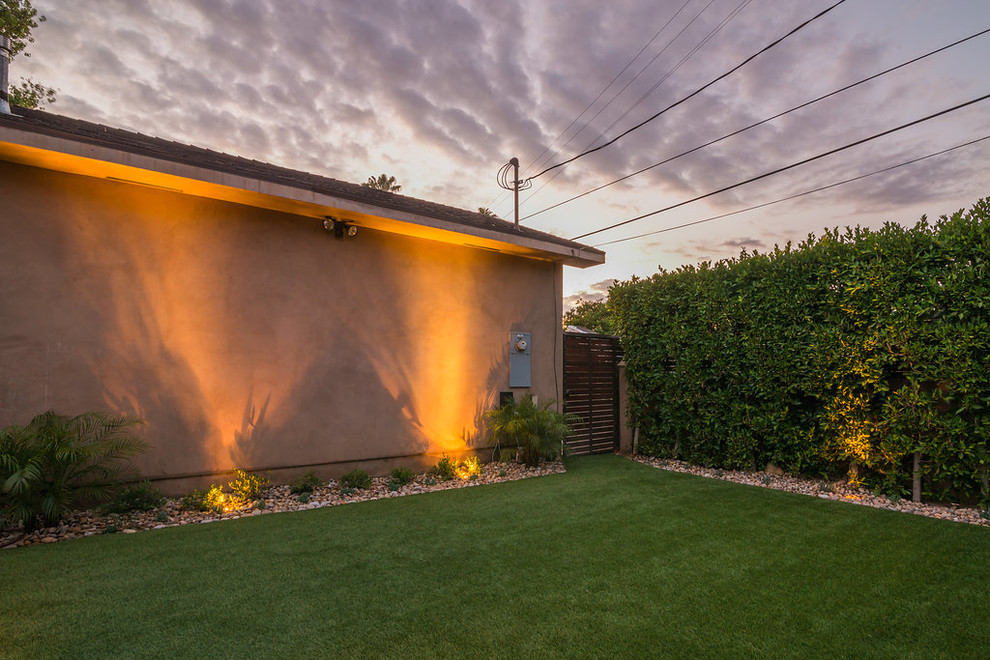 Photo of a mid-sized contemporary backyard full sun xeriscape for summer in Los Angeles with a water feature and gravel.