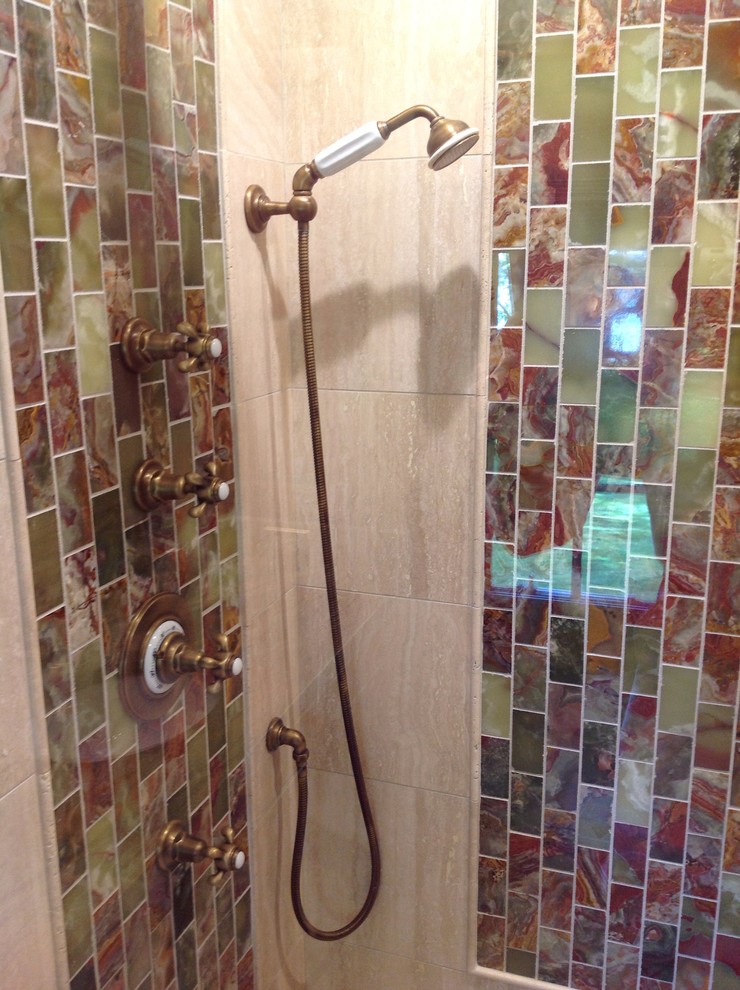 Example of a transitional bathroom design in Chicago