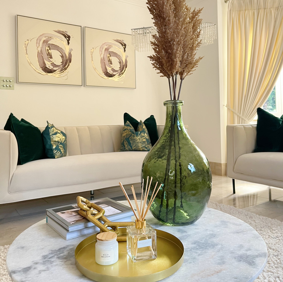 Idee per un grande soggiorno minimal con sala formale, pareti bianche, pavimento in gres porcellanato, parete attrezzata e pavimento bianco