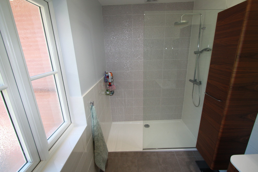 Esempio di una stanza da bagno padronale minimalista con ante lisce, ante in legno bruno, doccia aperta, WC a due pezzi, piastrelle multicolore, piastrelle in ceramica, pareti multicolore e pavimento in gres porcellanato