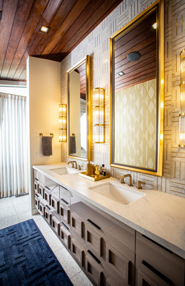 Источник вдохновения для домашнего уюта: большая главная ванная комната в современном стиле с коричневыми фасадами, душем в нише, белой плиткой, керамогранитной плиткой, белыми стенами, полом из травертина, врезной раковиной, мраморной столешницей, белым полом, душем с раздвижными дверями, белой столешницей, тумбой под две раковины, встроенной тумбой и деревянным потолком