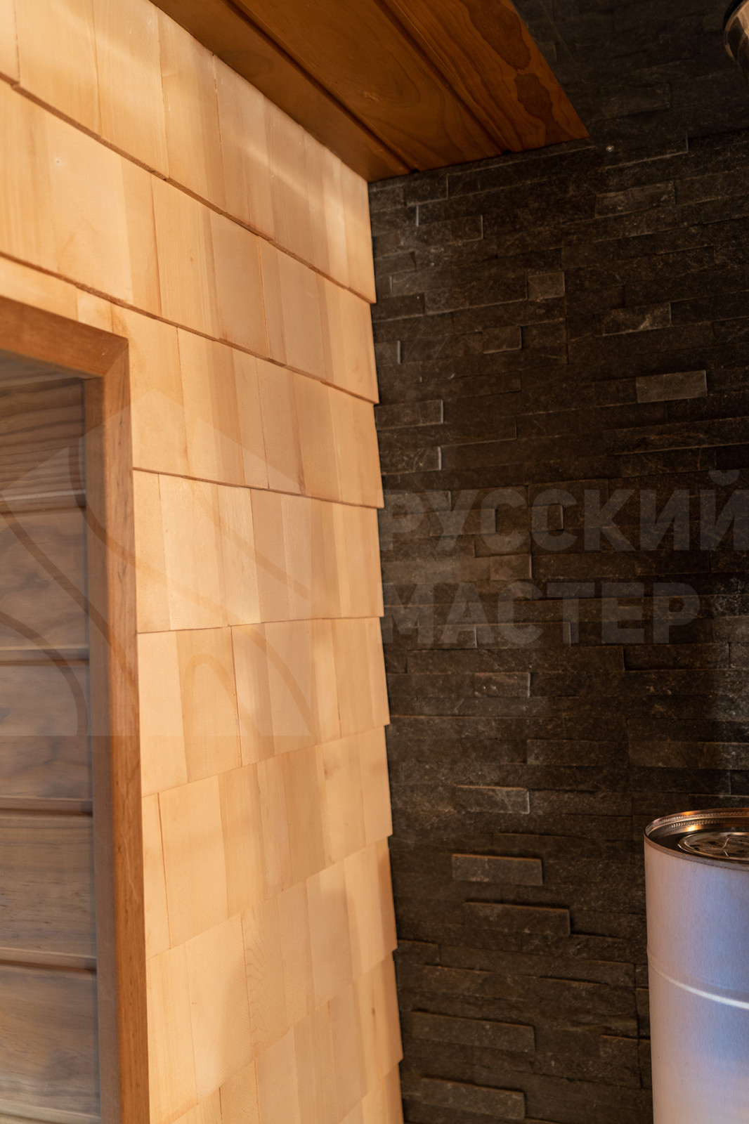 Современная баня в стиле барнхаус с отделкой из амбарной доски и доски Шале