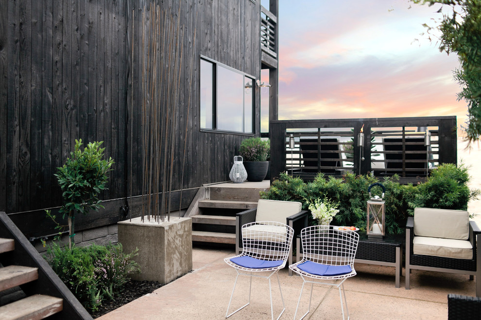 Design ideas for a beach style patio in Los Angeles with no cover.