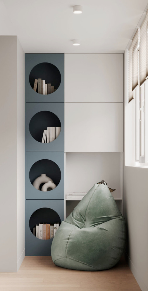 Современный интерьер с яркими акцентами и геометрическими формами