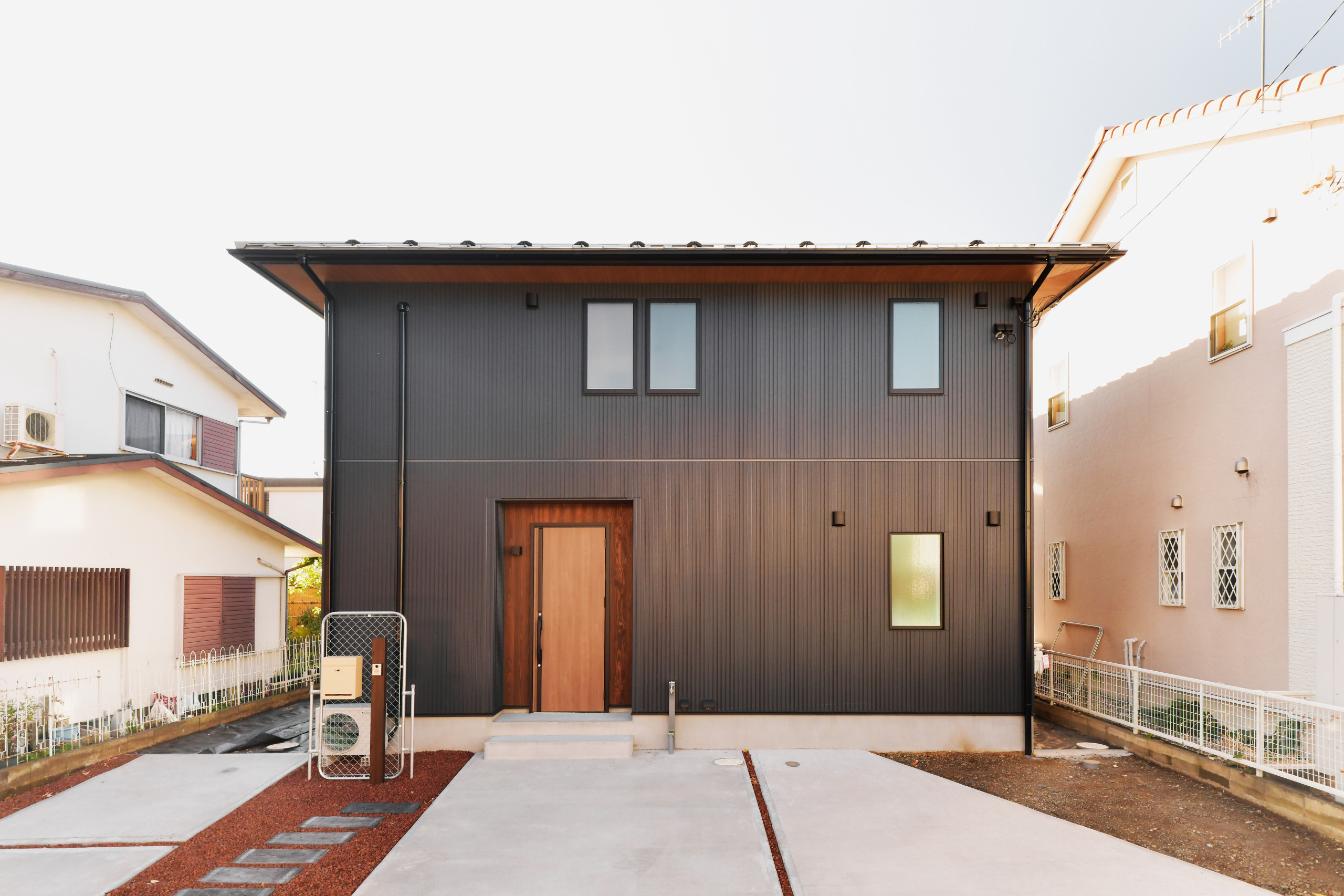 土間×無垢床の切り替えしが、住まい手の哲学を感じる家