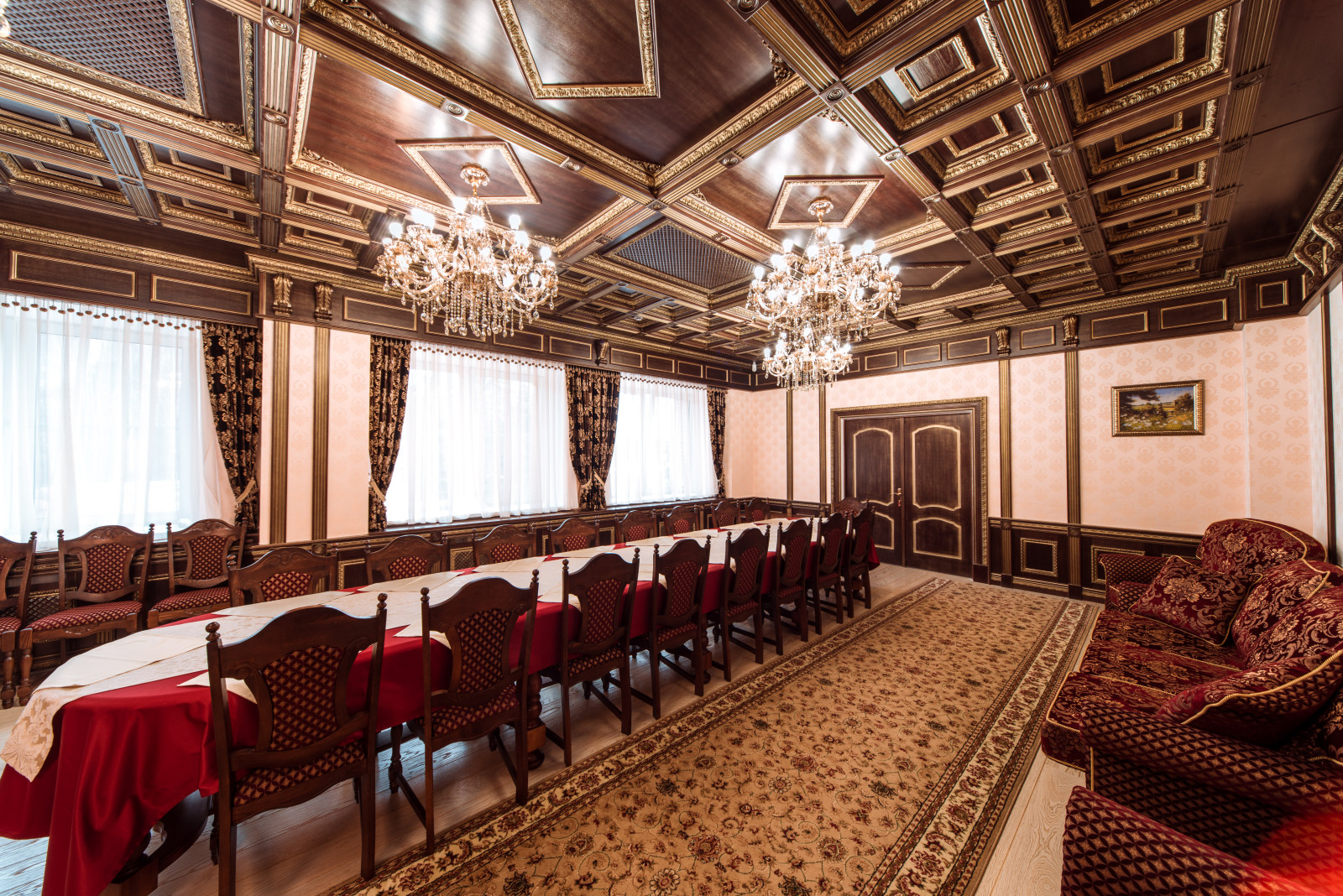 Скромная столовая для военных летчиков