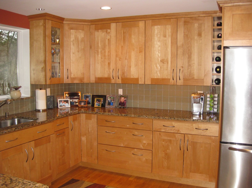 Example of a transitional u-shaped medium tone wood floor eat-in kitchen design in Boston with an undermount sink, shaker cabinets, light wood cabinets, granite countertops, beige backsplash, glass tile backsplash, stainless steel appliances and an island