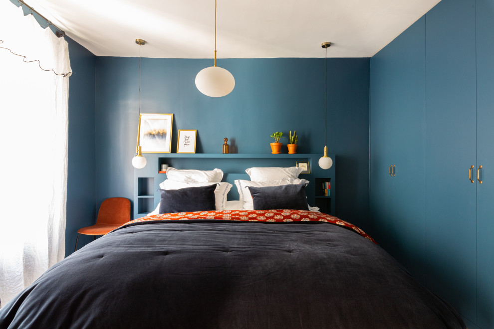 Idee per una camera matrimoniale minimal con pareti blu e parquet chiaro