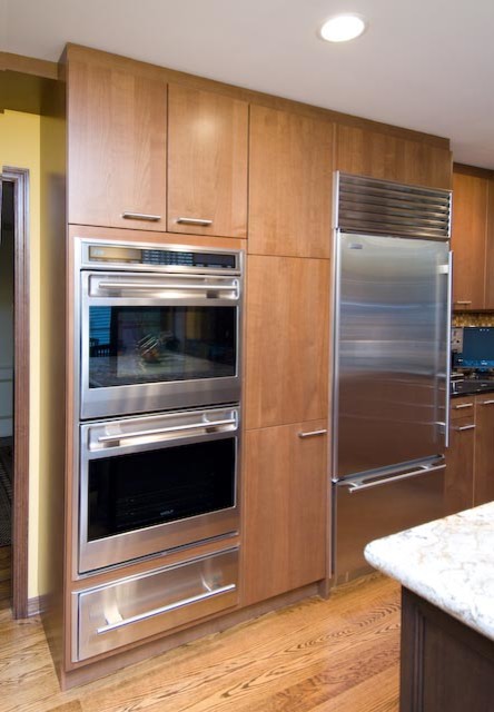 Kitchen - transitional kitchen idea in Chicago