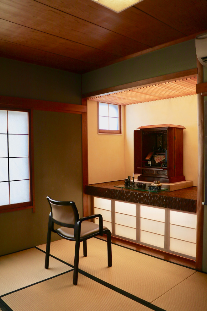 Exempel på ett litet asiatiskt hemmabibliotek, med tatamigolv, grönt golv och gula väggar