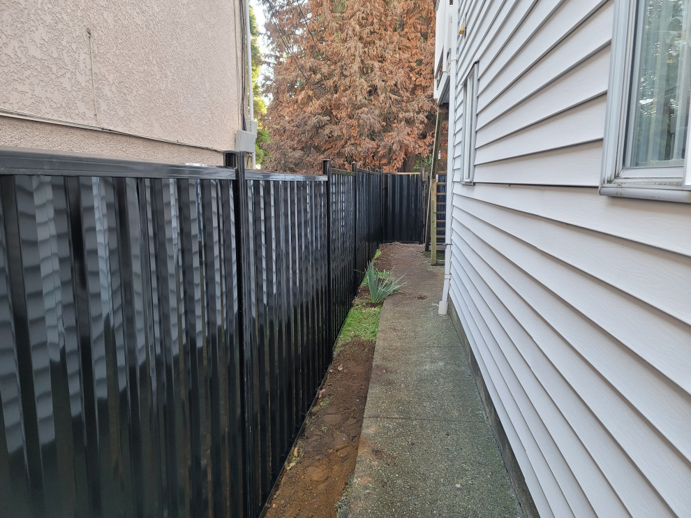 Esempio di un privacy in giardino minimalista esposto in pieno sole dietro casa con recinzione in PVC