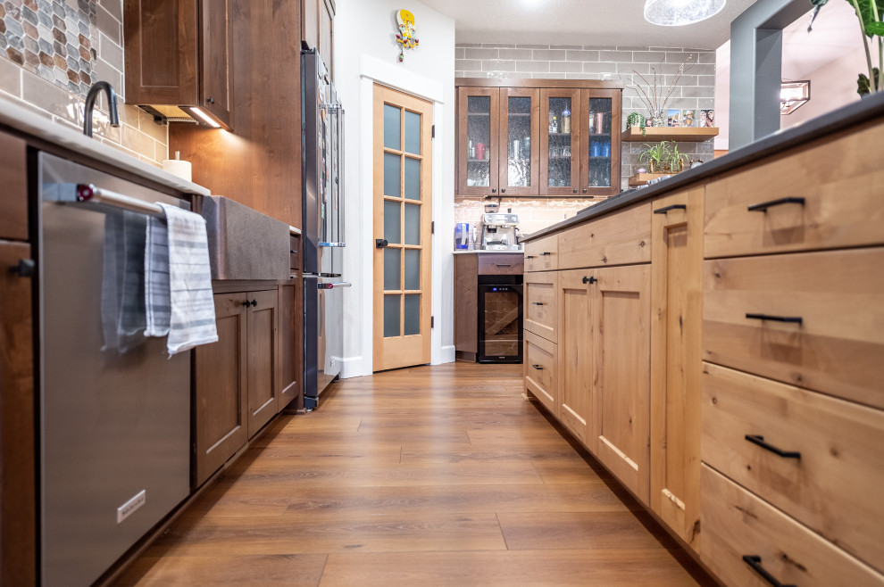 Exempel på ett mellanstort lantligt grå grått kök, med en rustik diskho, luckor med profilerade fronter, skåp i mörkt trä, marmorbänkskiva, beige stänkskydd, stänkskydd i keramik, rostfria vitvaror, vinylgolv, en köksö och brunt golv
