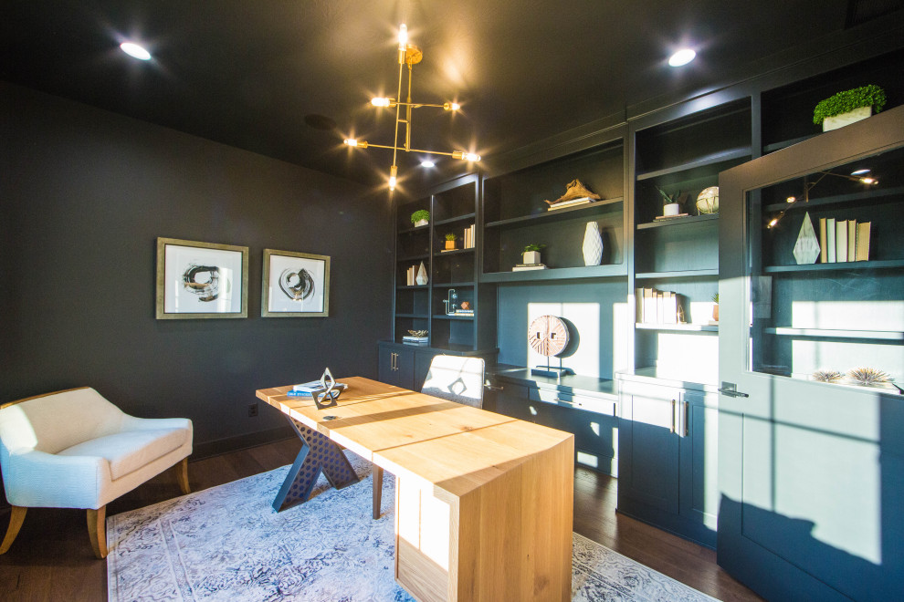 Réalisation d'un très grand bureau minimaliste avec un mur noir, un sol en bois brun, un bureau indépendant et un sol marron.