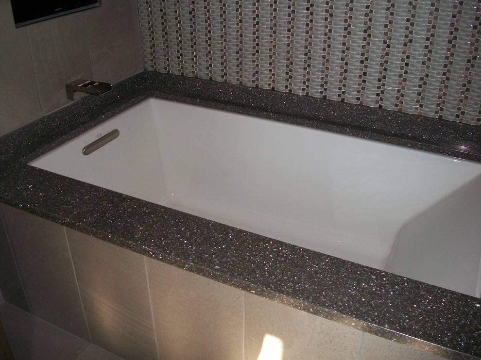Example of a transitional home design design in Toronto