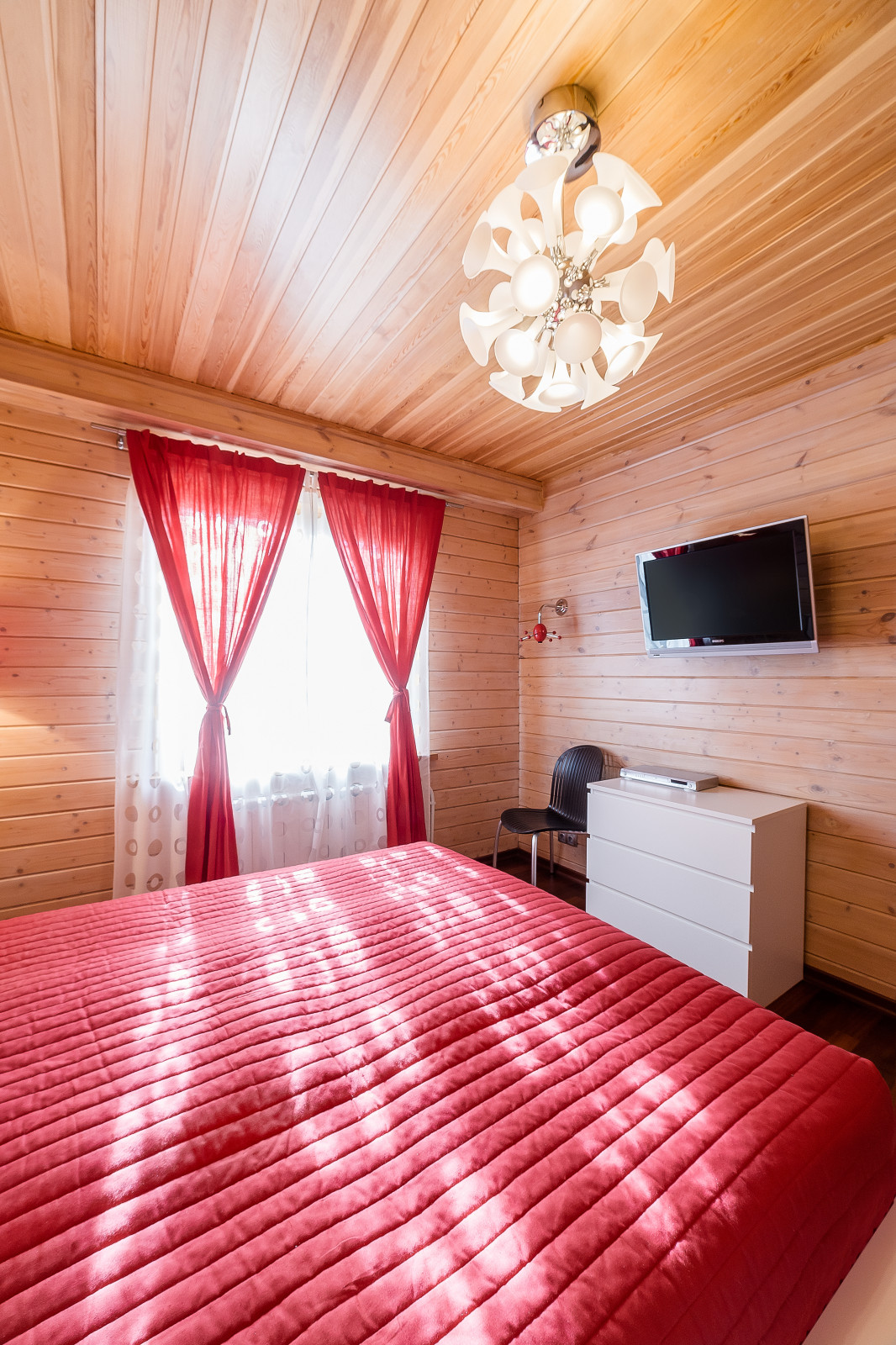 Яркий минимализм в деревянном доме