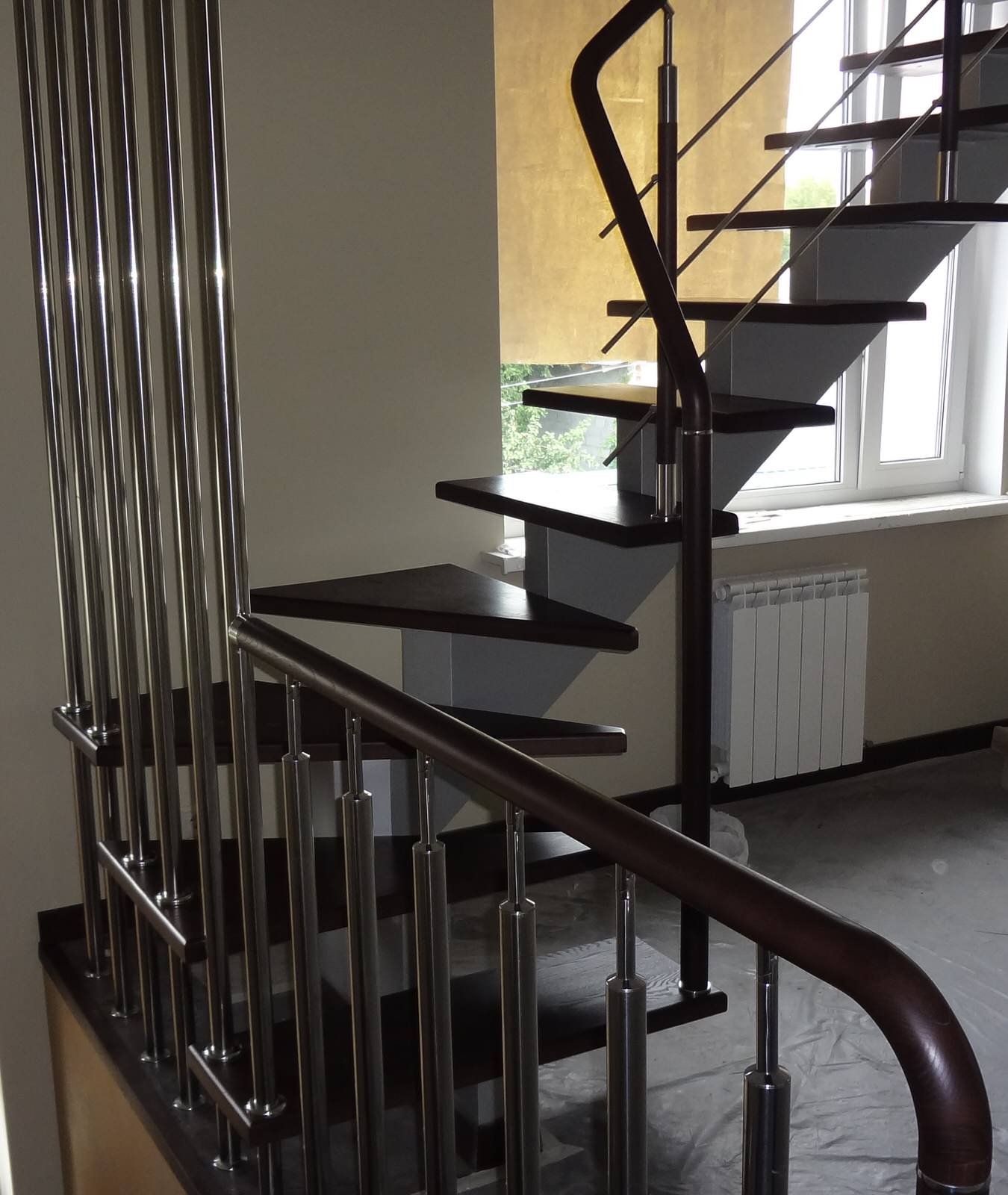 Лестница на второй этаж из дерева ясень.