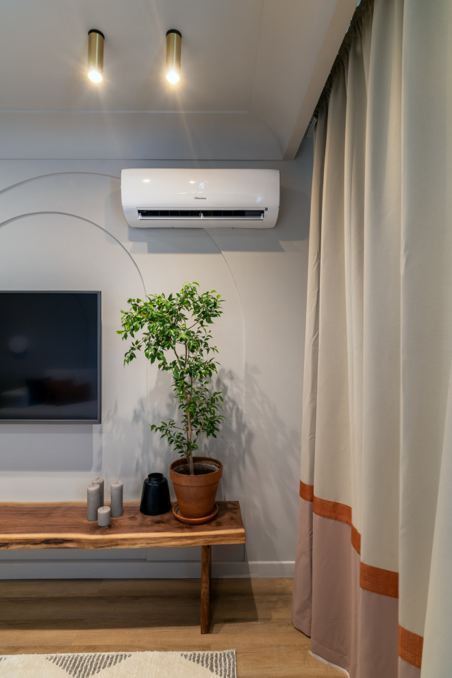 Солнце, арки и осиное гнездо в гостиной