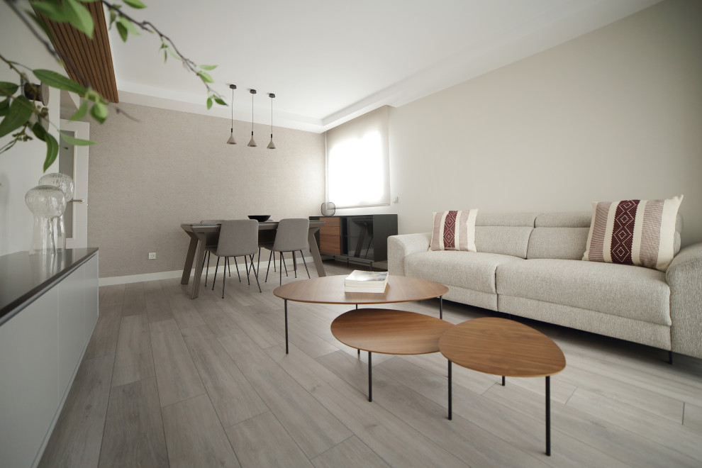 Imagen de salón cerrado y gris y negro minimalista de tamaño medio con paredes beige, suelo de madera clara, pared multimedia, suelo gris y papel pintado