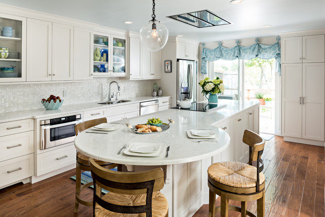 Falmouth Cape Cod Kitchen with Fireplace maritim-kueche