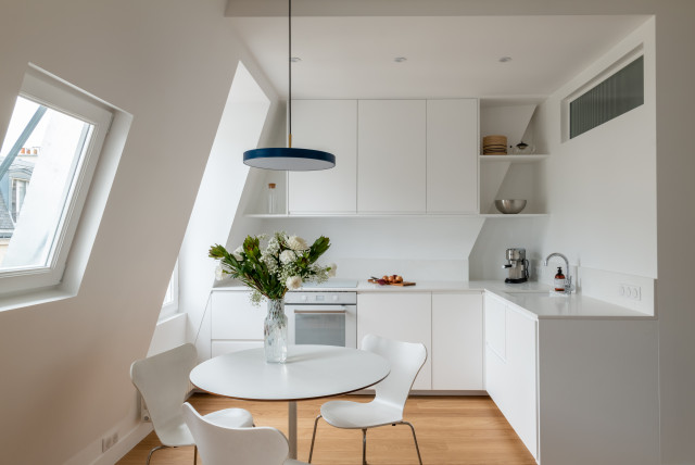 Sous les toits, 32m2 a Paris moderno-cocina