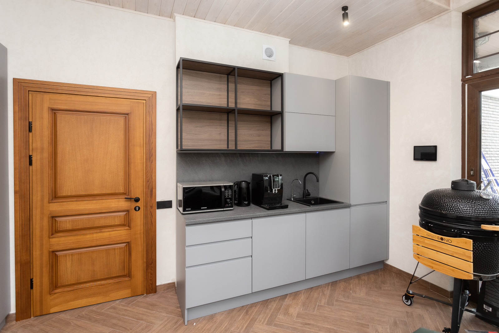 Кухня в современном стиле в гостиничном комплексе