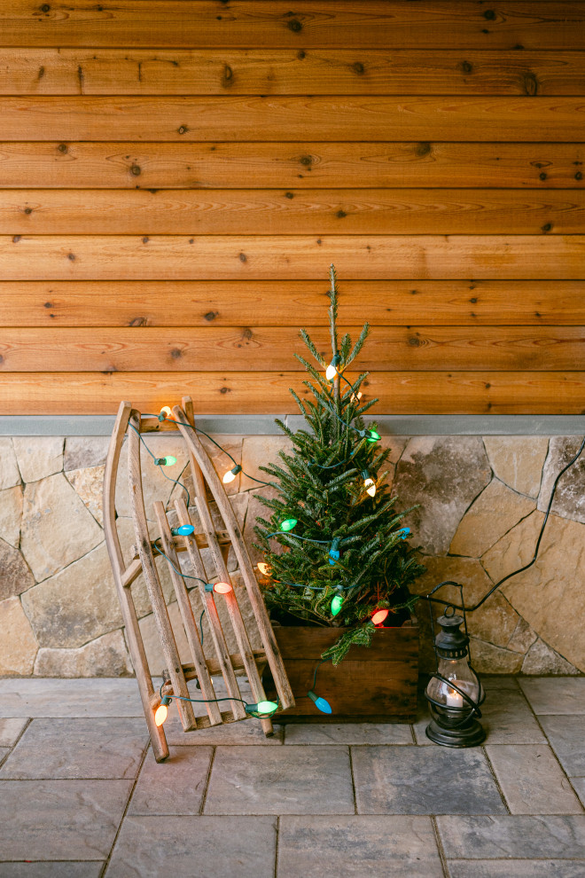 Example of a mid-sized mountain style detached shed design in Richmond