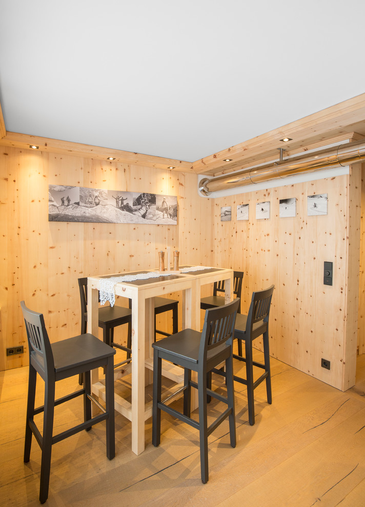 Mittelgroßer Country Weinkeller mit hellem Holzboden in Stuttgart