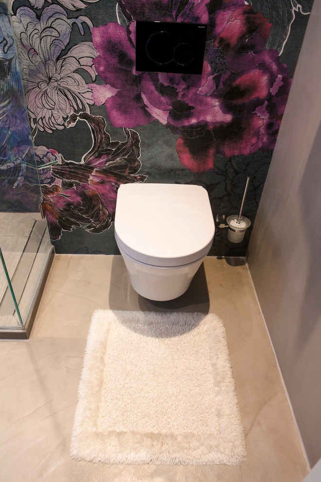 Foto på ett mellanstort eklektiskt toalett, med en vägghängd toalettstol och flerfärgade väggar