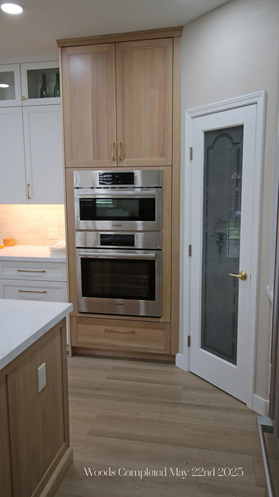 Kitchen - transitional kitchen idea in Sacramento
